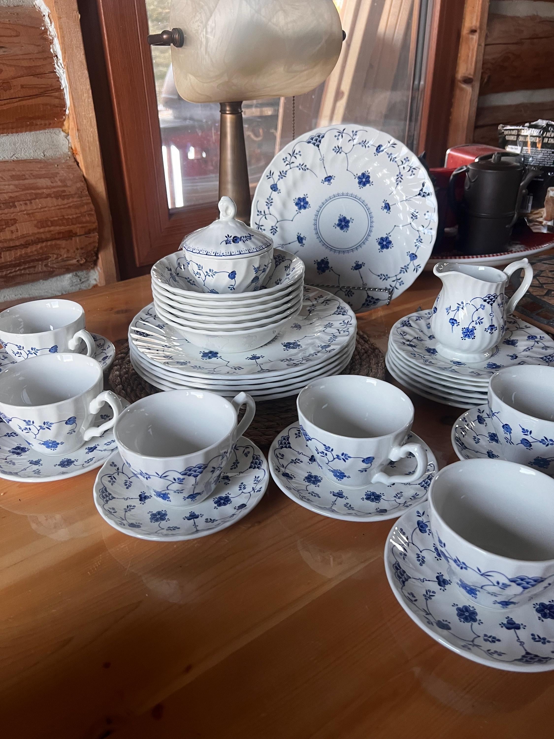 Vintage Churchill Finlandia Blue Swirl Rim, England Dinner Se 20