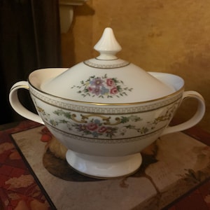 Royal Doulton Alton 1978 sugar bowl with lid
