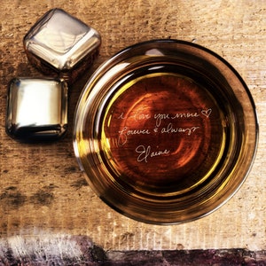 Puede incluir: Un vaso de whisky de color &aacute;mbar con cubitos de hielo. El vaso tiene una inscripci&oacute;n que dice "Te amo m&aacute;s para siempre & siempre Elaine".