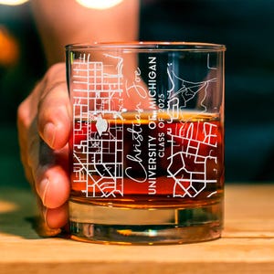 Kundenspezifisches Universitäts-Gravur-Gravur-Geschenk auf Rock-Glas, Klasse von 2025