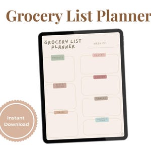 Op de afbeelding: Een digitale boodschappenlijstplanner weergegeven op een tablet. De planner heeft secties voor producten, vlees en zeevruchten, zuivel, voorraadkast, diepvries, snacks en huishoudelijke artikelen. De woorden "Grocery List Planner" en "Instant Download" zijn ook zichtbaar.