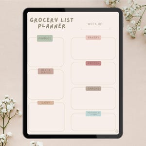 Puede incluir: Un planificador digital de listas de compras que se muestra en una tableta. El planificador presenta secciones para productos, despensa, congelados, carne y mariscos, l&aacute;cteos, refrigerios y art&iacute;culos para el hogar. El texto "Grocery List Planner" est&aacute; en la parte superior.