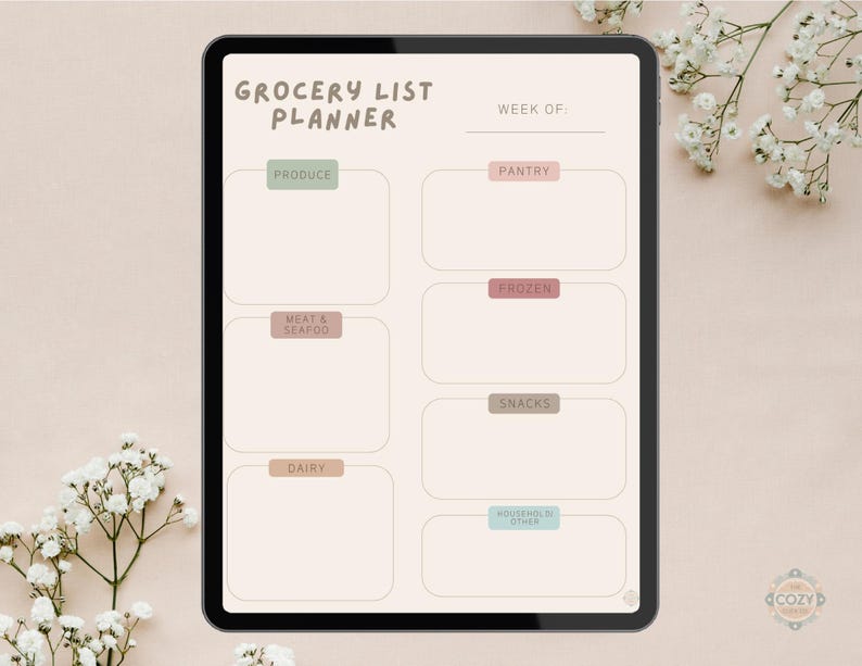 Puede incluir: Un planificador digital de listas de compras que se muestra en una tableta. El planificador presenta secciones para productos, despensa, congelados, carne y mariscos, l&aacute;cteos, refrigerios y art&iacute;culos para el hogar. El texto "Grocery List Planner" est&aacute; en la parte superior.