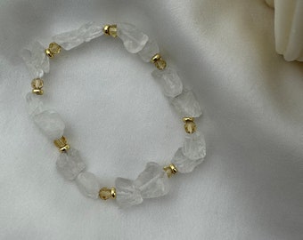 Bracelet en cristal de roche avec détails dorés