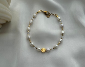 Bracelet d'eau douce personnalisable avec une perle lettre dorée