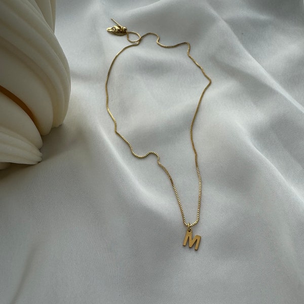 Goldene Halskette mit Buchstabenanhänger /persönliches Geschenk/ personalisierbarer Schmuck