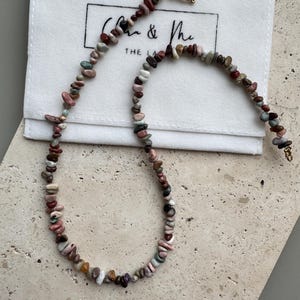 Collana di perle di agata | Collana di pietre naturali per donna composta da piccole perle | Tonalità naturali multicolori | Chiusura in oro o argento