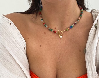 Collana di perle estive composta da perle di pietra naturale di diversi colori (morganite) e una perla d'acqua dolce, blu, verde, rosa, rosso, giallo, oro