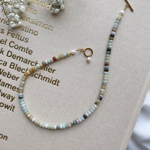Collier de perles estival composé de perles de pierres naturelles de différentes couleurs morganite et d'une perle d'eau douce, bleu, vert, or, argent blanc image 3