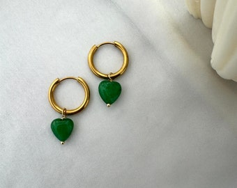 Boucles d'oreilles créoles dorées avec pendentif coeur en jade vert