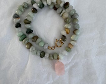 Grüne Jade Kette mit Rosenquarz Anhänger | Naturstein Perlenkette mit Federringverschluss | Gold oder Silber