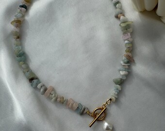 Sommerliche Perlenkette aus verschiedenfarbigen Natursteinperlen (Morganit) und einer Süßwasserperle, rosa, grün, blau, gold, silber, weiß