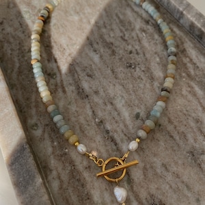 Collier de perles estival composé de perles de pierres naturelles de différentes couleurs morganite et d'une perle d'eau douce, bleu, vert, or, argent blanc image 5