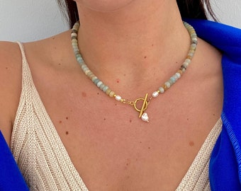 Collana di perle estive composta da perle di pietra naturale di diversi colori (morganite) e una perla d'acqua dolce, blu, verde, oro, bianco argento