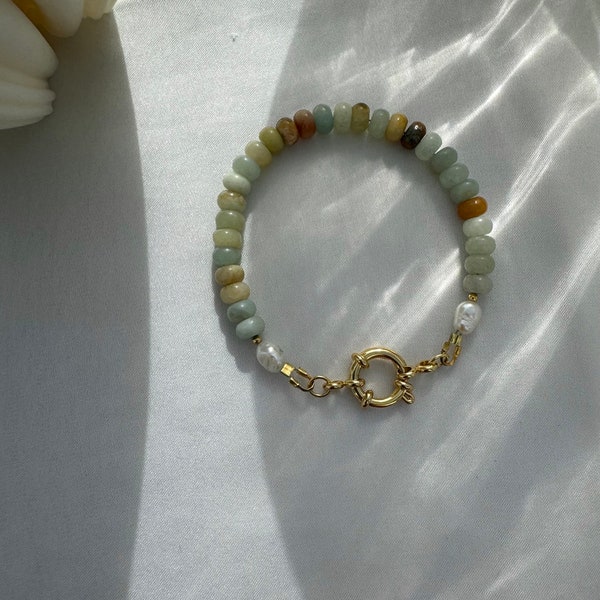 Bracciale realizzato con perle di pietra naturale di diversi colori (calcedonio) con chiusura in oro o argento e perle d'acqua dolce, blu, verde, oro, bianco