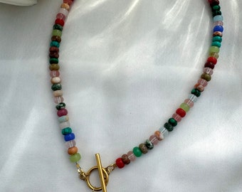 Collana di perle estive composta da perle di pietra naturale di diversi colori (morganite) e una perla d'acqua dolce, blu, verde, rosa, rosso, giallo, oro