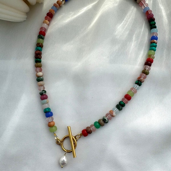 Sommerliche Perlenkette aus verschiedenfarbigen Natursteinperlen (Morganit) und einer Süßwasserperle, blau, grün, pink, rot, gelb, gold
