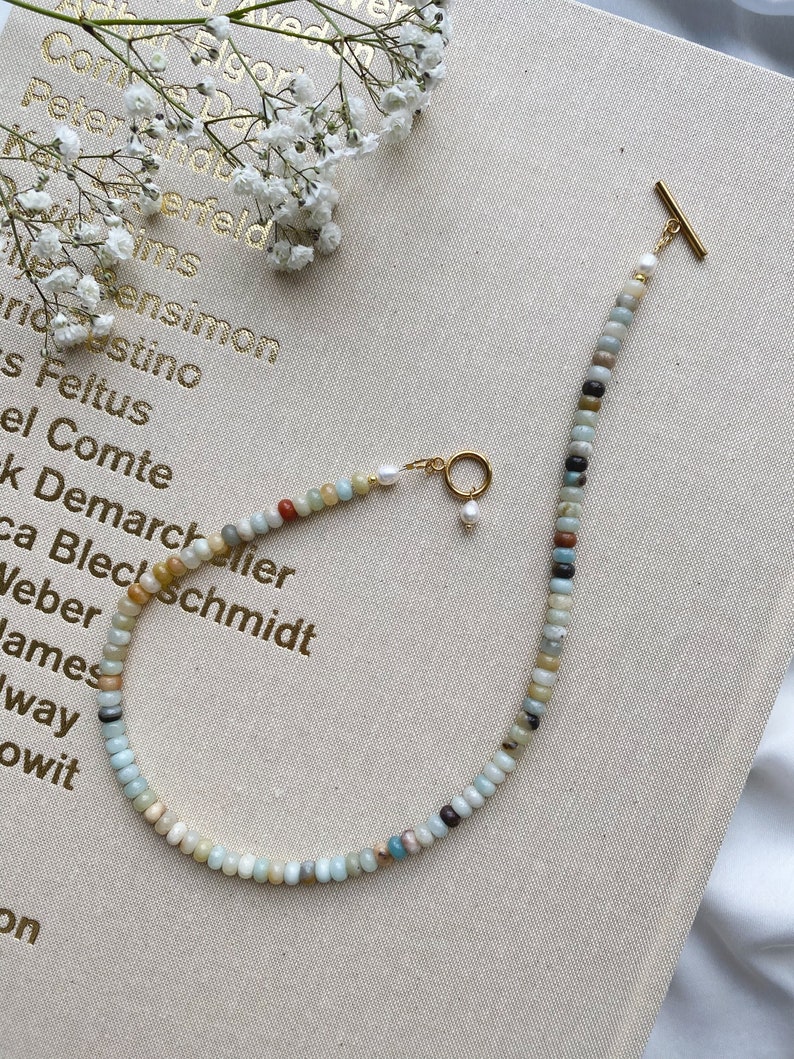 Collier de perles estival composé de perles de pierres naturelles de différentes couleurs morganite et d'une perle d'eau douce, bleu, vert, or, argent blanc image 3