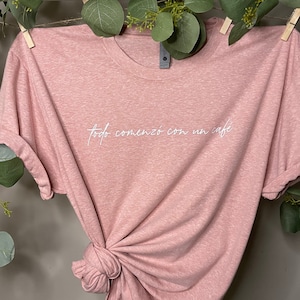 Todo comenzo con un cafe |Coffee Shirt | Spanish &quot;It all began with a cup of coffee | Women T-shirt