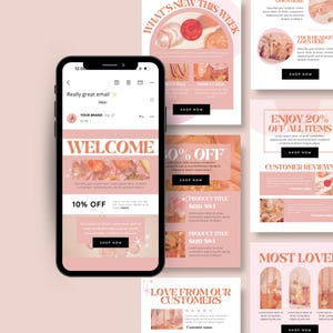 Op de afbeelding: Een roze en wit mobiel telefoonscherm toont een welkomstmail met een korting van 10%. De e-mail heeft een roze en witte achtergrond met een roze en wit bloemenpatroon. De e-mail bevat ook een knop om te winkelen. De telefoon is omringd door roze en witte afbeeldingen met tekst die zegt "Wat is er nieuw deze week", "Geniet van 20% korting op alle artikelen", "Klantbeoordelingen", "Liefde van onze klanten" en "Meest geliefd".
