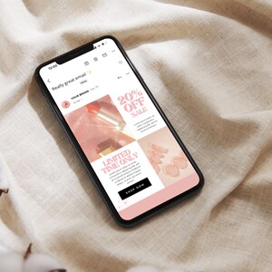 Op de afbeelding: Een mobiel telefoonscherm dat een e-mail toont met een roze en witte kleurstelling. De e-mail adverteert een 20% korting met de tekst "Limited Time Only" en een "Shop Now"-knop.