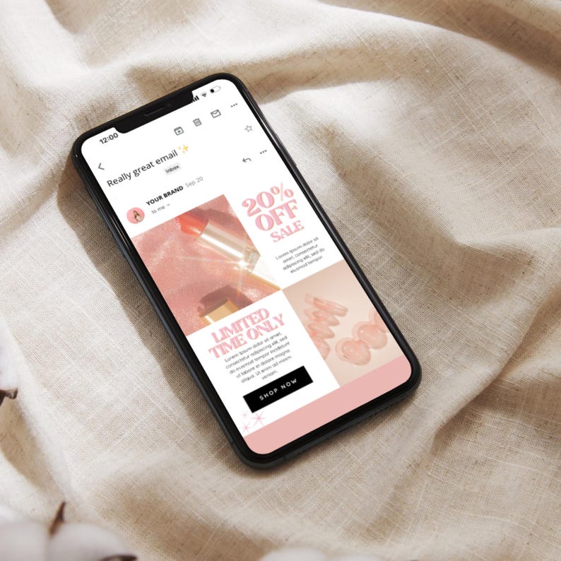 Op de afbeelding: Een mobiel telefoonscherm dat een e-mail toont met een roze en witte kleurstelling. De e-mail adverteert een 20% korting met de tekst "Limited Time Only" en een "Shop Now"-knop.