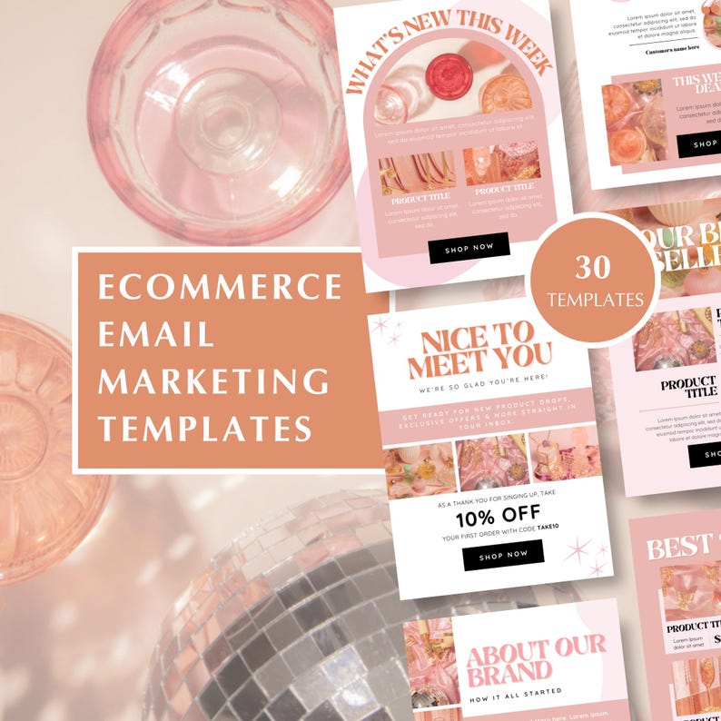 Op de afbeelding: Een verzameling van 30 e-mailmarketingtemplates voor e-commercebedrijven. De templates hebben een roze en perzikkleurige kleurstelling met een retro-esthetiek. De tekst bevat zinnen zoals "Wat is er nieuw deze week", "Leuk om je te ontmoeten", "Onze bestsellers" en "Over ons merk".