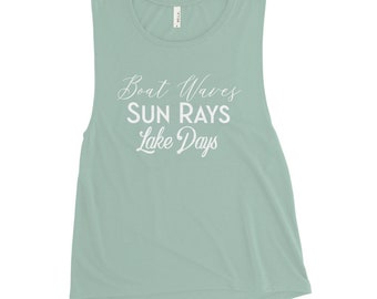 Könnte beinhalten: Ein hellblaues ärmelloses Muscle-Tanktop mit dem Text "Boat Waves Sun Rays Lake Days" in Weiß.