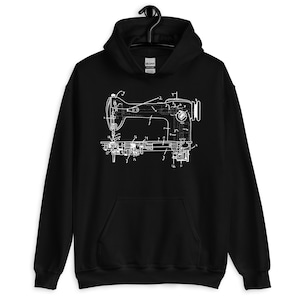 Op de afbeelding: Zwarte hoodie met een wit schema van een vintage naaimachine. Het schema toont de interne componenten en mechanismen van de machine. De hoodie heeft een voorzak en een capuchon met trekkoord.