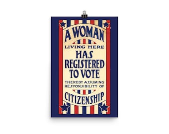Puede incluir: Un póster de estilo vintage con fondo azul y rayas rojas y blancas. El póster dice "Una mujer que vive aquí se ha registrado para votar, asumiendo así la responsabilidad de la ciudadanía".
