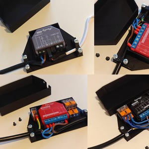 Pode incluir: Quatro imagens mostrando uma caixa de plástico preta com um componente elétrico vermelho e cinza dentro. O componente tem vários fios conectados a ele. A caixa está aberta em cada imagem, mostrando o componente de diferentes ângulos.