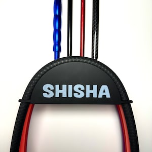 Könnte beinhalten: Ein schwarzer Shisha-Schlauchhalter mit dem Wort "SHISHA" darauf gedruckt. Vier Schläuche in verschiedenen Farben hängen an dem Halter.