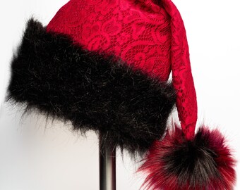 Gorro de Papá Noel personalizado con piel sintética negra y tela de encaje rojo. Gorro navideño personalizado. Idea de regalo navideño.