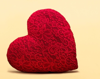 Almofada de veludo vermelho em formato de coração, almofada romântica com renda floral, decoração artesanal com tema de amor, presente para o Dia dos Namorados, acessório de decoração exclusivo.