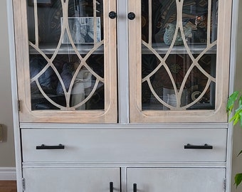 Modernisierte Vintage-Vitrine in neutralem Grau und natürlichem Holzton