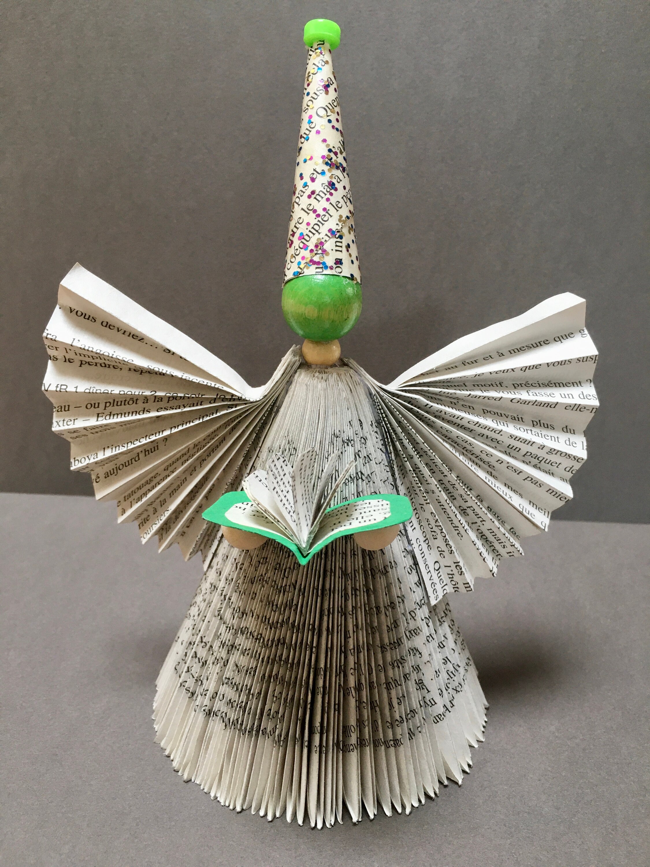 Ange Au Chapeau Pointu Fait à La Main en Pliage de Livre