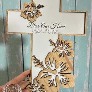 Hibiskuskreuz: Hawaiianisches Wanddekor