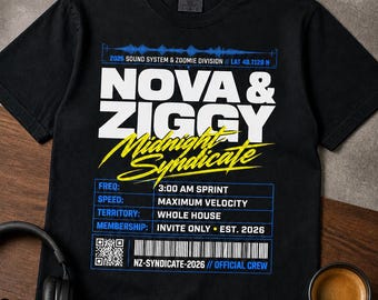 Puede incluir: Una camiseta negra de manga corta con un estampado gráfico que incluye el texto NOVA & ZIGGY Midnight Syndicate. El diseño presenta una onda sonora azul, especificaciones técnicas como 3:00 AM SPRINT, un código QR y un código de barras.