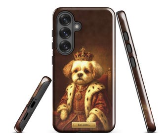 Puede incluir: Una funda de smartphone marrón con el retrato de un perro pequeño que lleva una corona y una túnica real roja y dorada con ribete de piel. El nombre KHABBA está impreso en una placa rectangular dorada en la parte inferior.