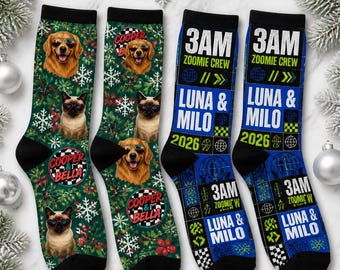 Puede incluir: Dos pares de calcetines tipo crew. Un par tiene un fondo verde con acebo, copos de nieve y retratos de perros y gatos con gafas de sol, con el texto Cooper & Bella. El otro par es azul con el texto 3AM ZOOMIE CREW, LUNA & MILO y 2026.