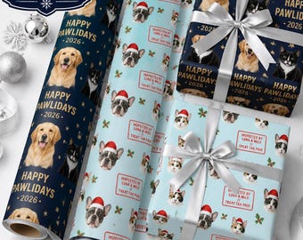 Puede incluir: Papel de regalo navideño con retratos de golden retrievers y gatos sobre fondo azul oscuro con estrellas doradas, y bulldogs franceses sobre azul claro con texto rojo Inspected by Luna & Milo Treat Tax Paid, decorado con cintas plateadas.