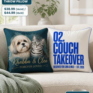 Può includere: Due cuscini quadrati. Il cuscino a sinistra è verde acqua scuro con il ritratto di un cane e un gatto, con il testo Khabba & Cleo FOREVER LOVED. Il cuscino a destra è bianco con il testo blu 02. COUCH TAKEOVER RESERVED FOR LUNA & MILO - EST. 2026.