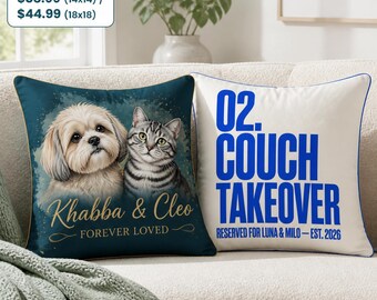 Puede incluir: Dos cojines cuadrados. El cojín izquierdo es de color verde azulado oscuro con un retrato de un perro y un gato, con el texto Khabba & Cleo FOREVER LOVED. El cojín derecho es blanco con el texto azul 02. COUCH TAKEOVER RESERVED FOR LUNA & MILO - EST. 2026.