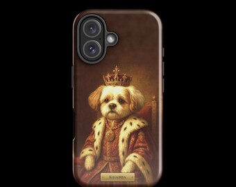 Puede incluir: Una funda de smartphone marrón con el retrato de un perro que lleva una corona y una túnica real roja con ribete de piel. El perro está sentado en un trono y una pequeña placa dorada en la parte inferior muestra el nombre KHABBA en mayúsculas.
