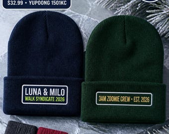 Puede incluir: Dos gorros de punto con vuelta en azul marino y verde oscuro, cada uno con un parche bordado rectangular. El gorro azul dice LUNA & MILO WALK SYNDICATE 2026, el verde dice 3AM ZOOMIE CREW EST. 2026. Incluye muestras de color carbón y carmesí.