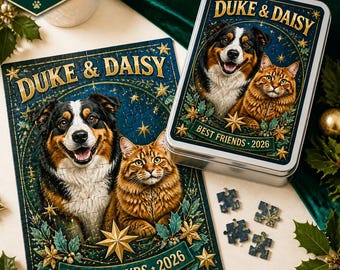 Puede incluir: Un rompecabezas personalizado de mascotas y una lata de regalo con el retrato de un perro y un gato. El diseño incluye el texto DUKE & DAISY y BEST FRIENDS 2026, rodeado de estrellas doradas y hojas de acebo sobre un fondo azul oscuro.