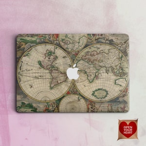 Könnte beinhalten: Eine Vintage-Laptop-Haut mit Weltkarten-Design in einem verblassten Braun- und Grünton. Die Karte zeigt eine Kompassrose und den Text "Terrae Orbis."