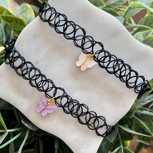 Choker con tatuaggio anni &#39;90 e ciondolo a farfalla