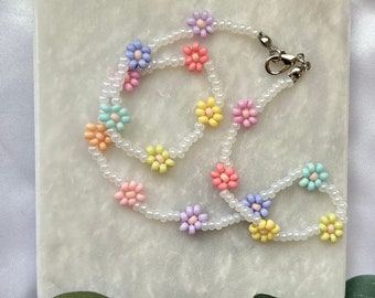 Gargantilla de margaritas pastel hecha a mano: collar de flores con cuentas