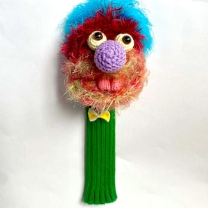 Puede incluir: Un juego de tres cuencos apilables de cerámica en tonos azul, verde y blanco. Los cuencos presentan un esmalte moteado y un diseño sencillo y moderno. El cuenco más grande tiene aproximadamente 15 cm de diámetro.